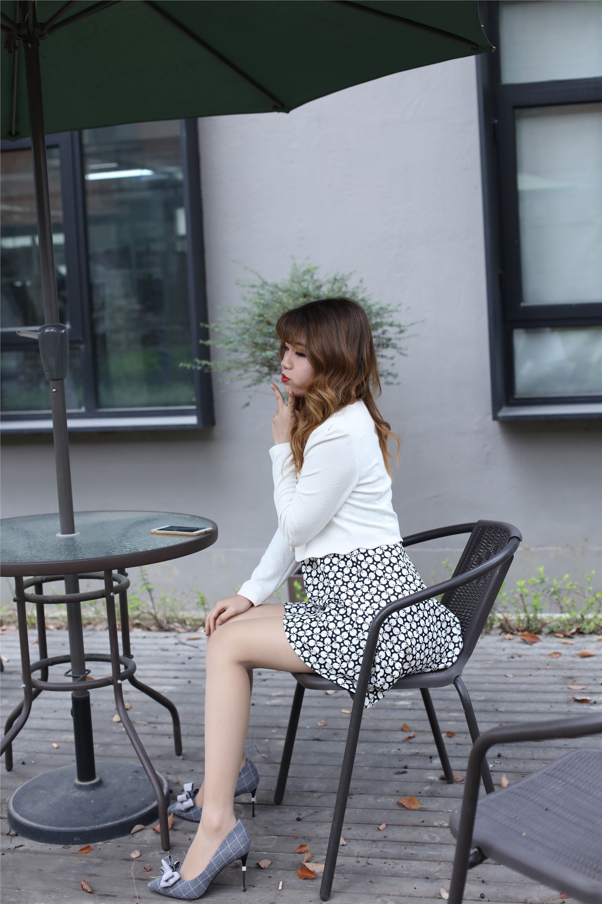 Ness Photo NO.095 Gao Gao - Sitting in the courtyard to look at the shredded meat